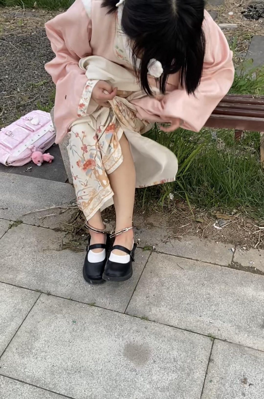 汉服女孩的脚铐外出-全程的户外镣铐
