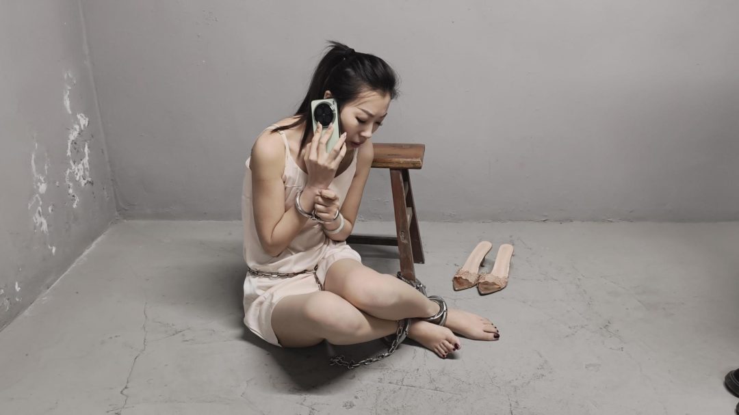 【忘忧社工作室】一女犯被抓后拒不交代，被带手脚拷，大腿拷，最终承认罪行，被脚底板