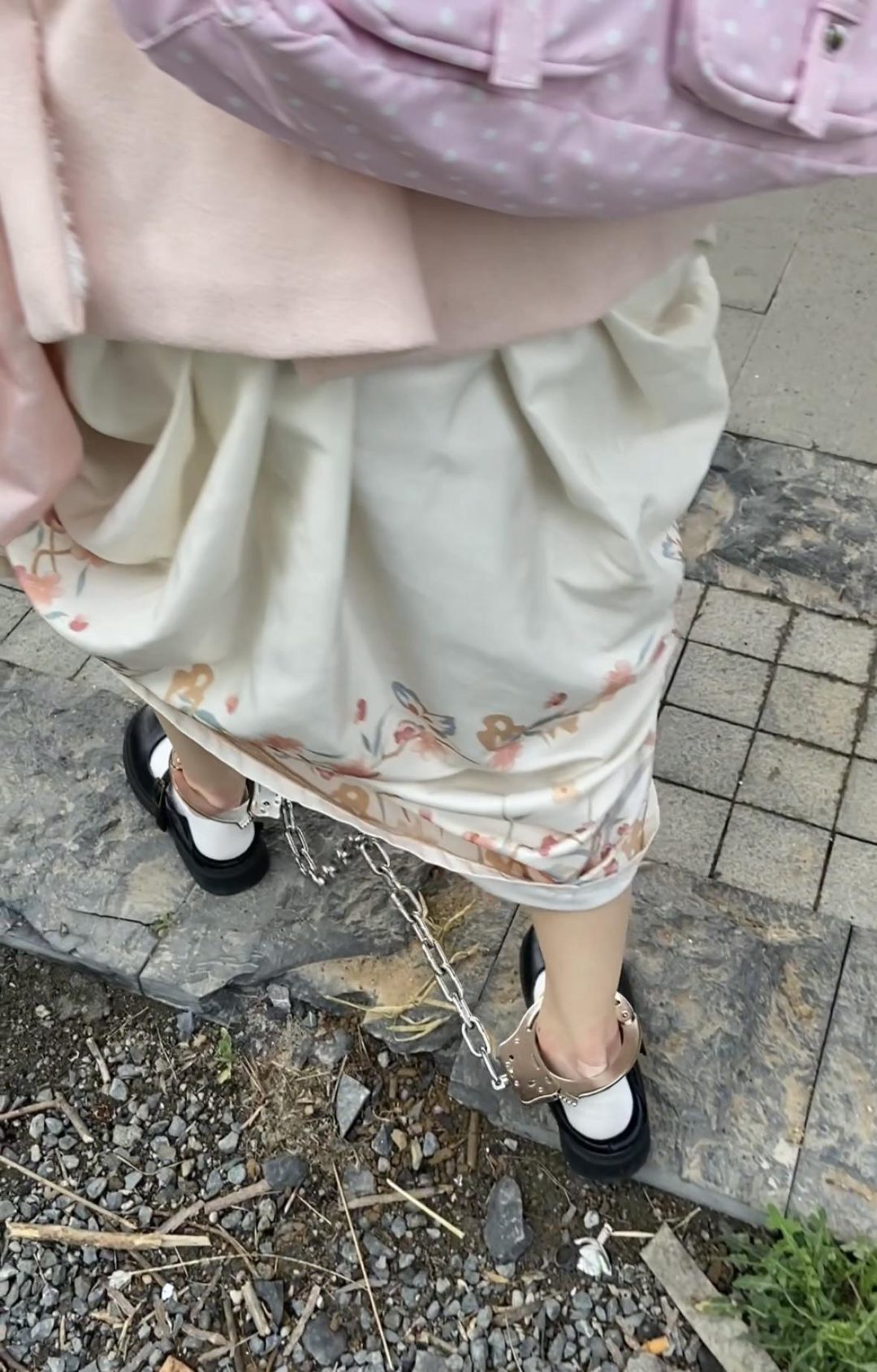 汉服女孩的脚铐外出-全程的户外镣铐
