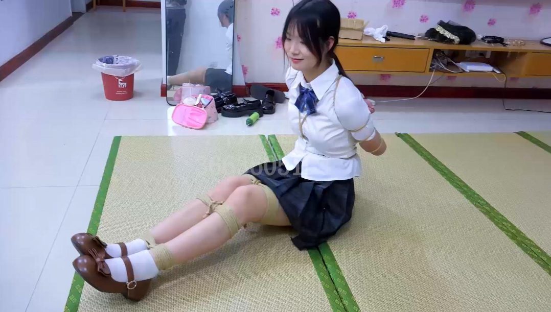 新模试镜 女大学生的初次五花紧缚口球流口水体验