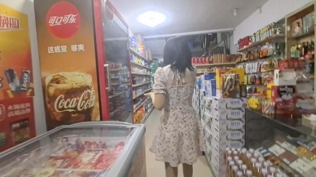 【ZENTAI】全包去逛夜市 出门就遇到隔壁领居家门都没关 差点被发现