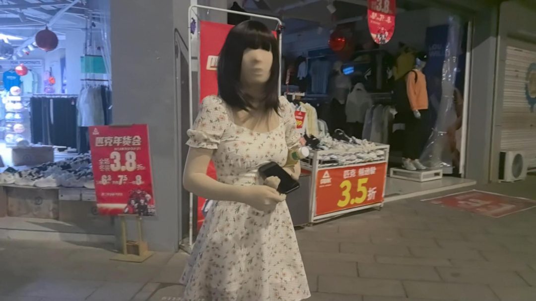【ZENTAI】全包去逛夜市 出门就遇到隔壁领居家门都没关 差点被发现