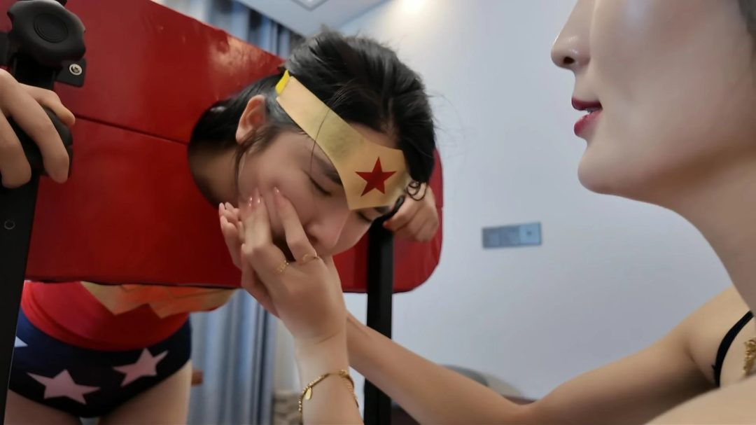 被制服的神奇女侠