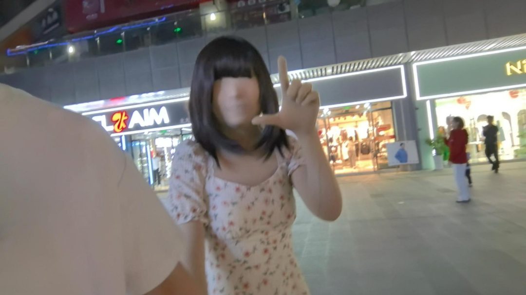 【ZENTAI】全包去逛夜市 出门就遇到隔壁领居家门都没关 差点被发现