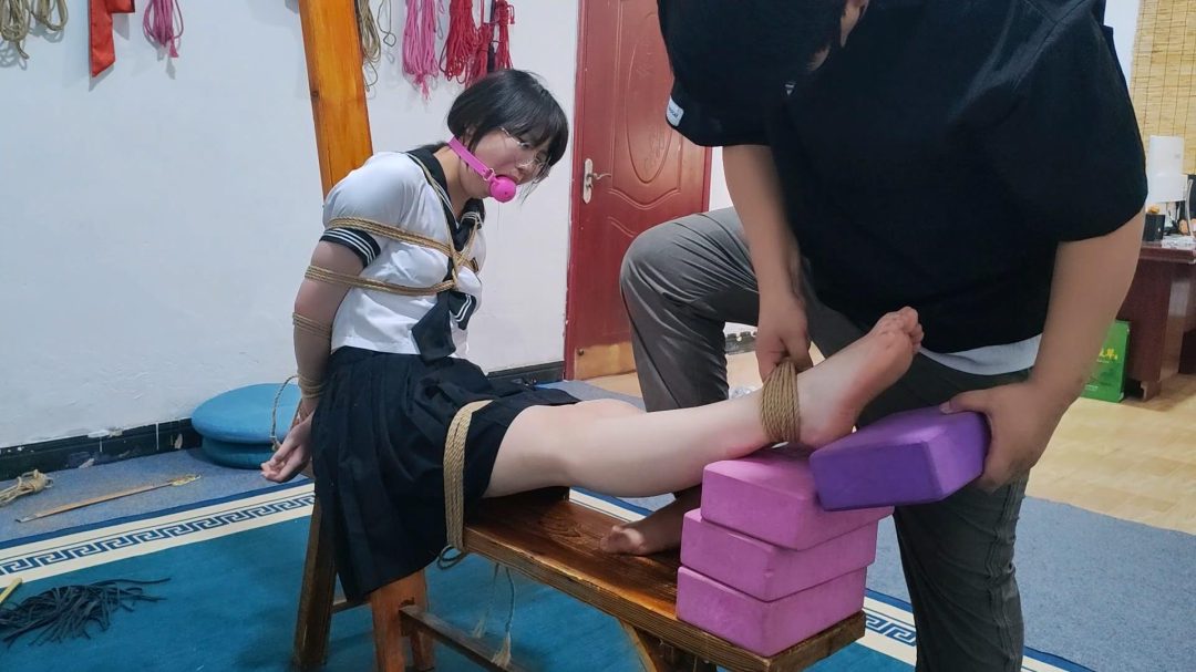 山鬼工作室定拍:清纯女大小北老虎凳 折磨到崩溃 山鬼工作室定拍:清纯女大小北老虎凳 折磨到崩溃