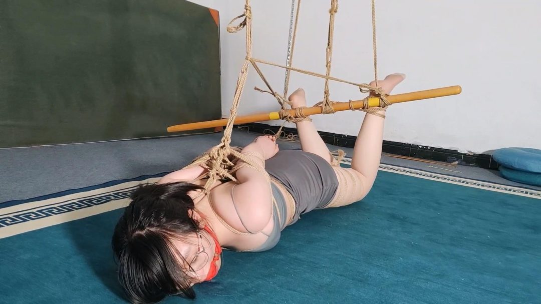 山鬼工作室定拍：小北清凉吊带直臂驷马吊 给绑哭了