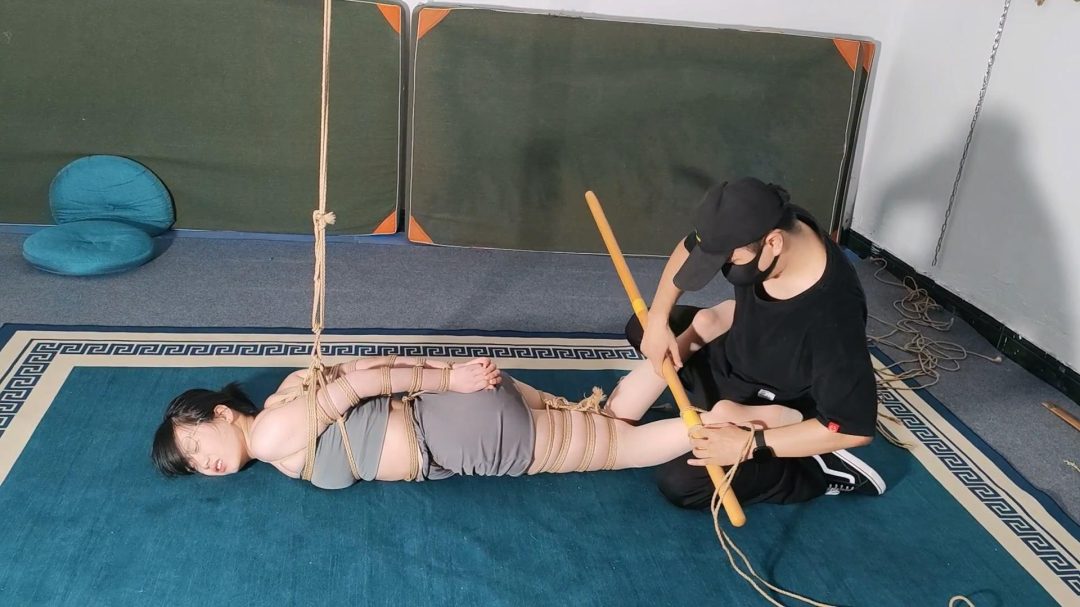 山鬼工作室定拍：小北清凉吊带直臂驷马吊 给绑哭了