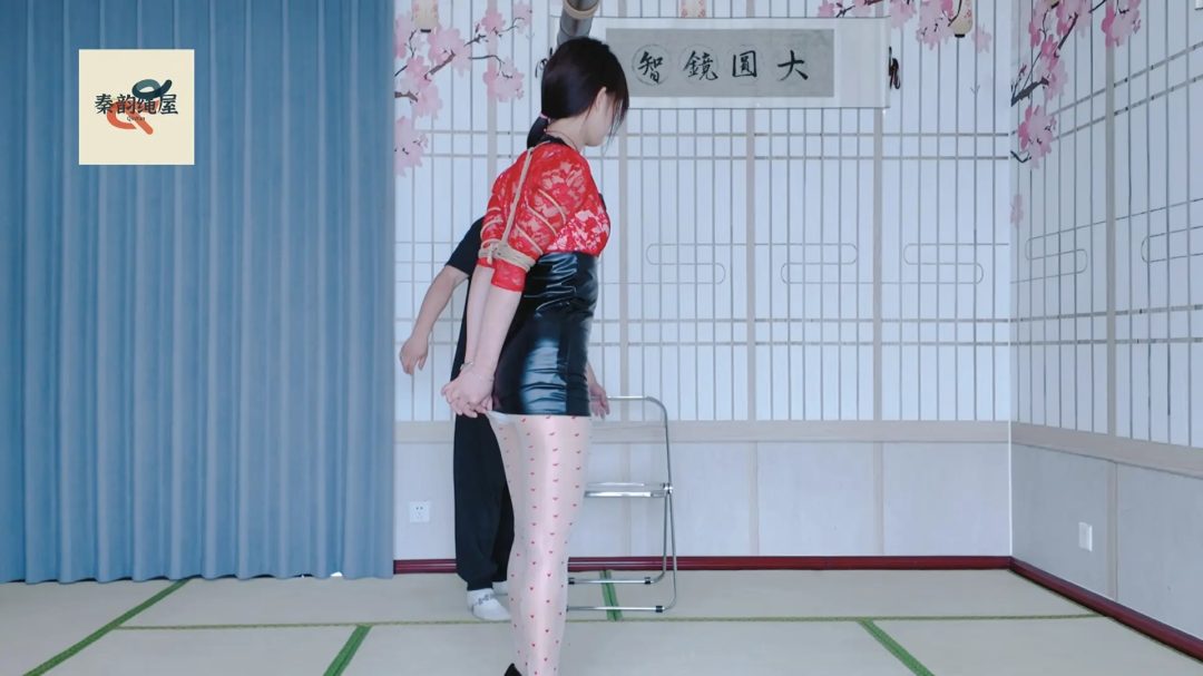 秦韵绳屋 和客户互相按摩的女技师