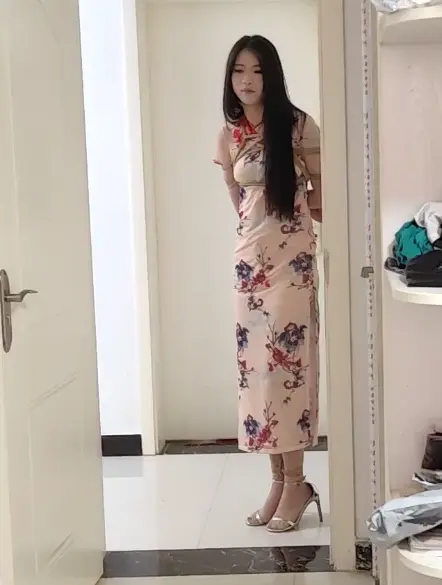 束缘阁 杨蕊 龟甲 超长旗袍 丝袜嘟嘴打屁股