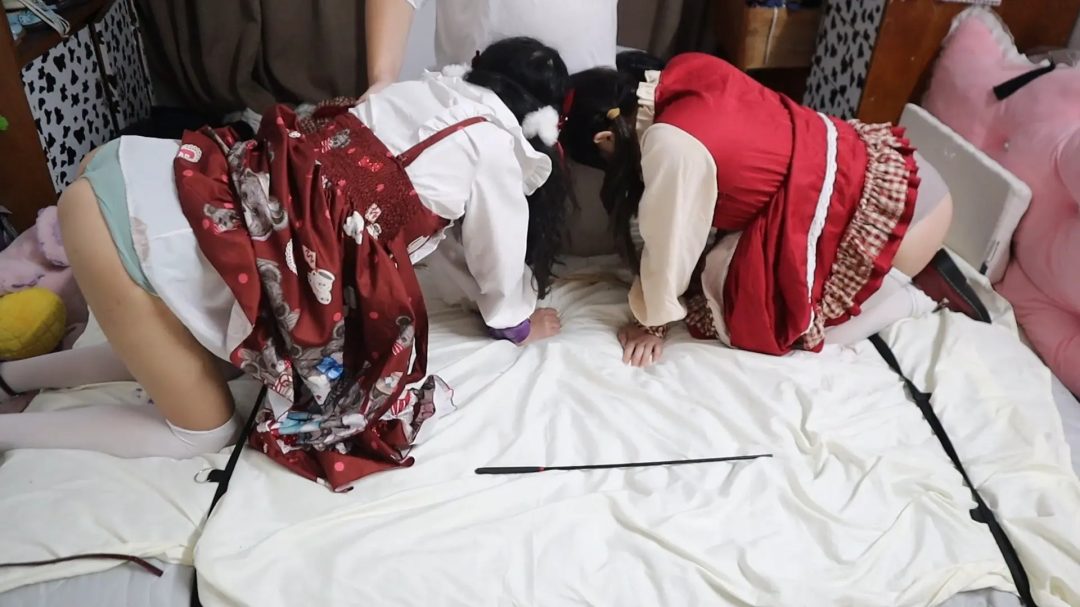 荷仙线下真实多奴同时调教3， 鞭打爽了之后奖励奖励lo娘女奴们吃主人的手指，吃的好的母狗 主人有更好的大奖励吃哦，听到这话女奴们开始疯狂争宠