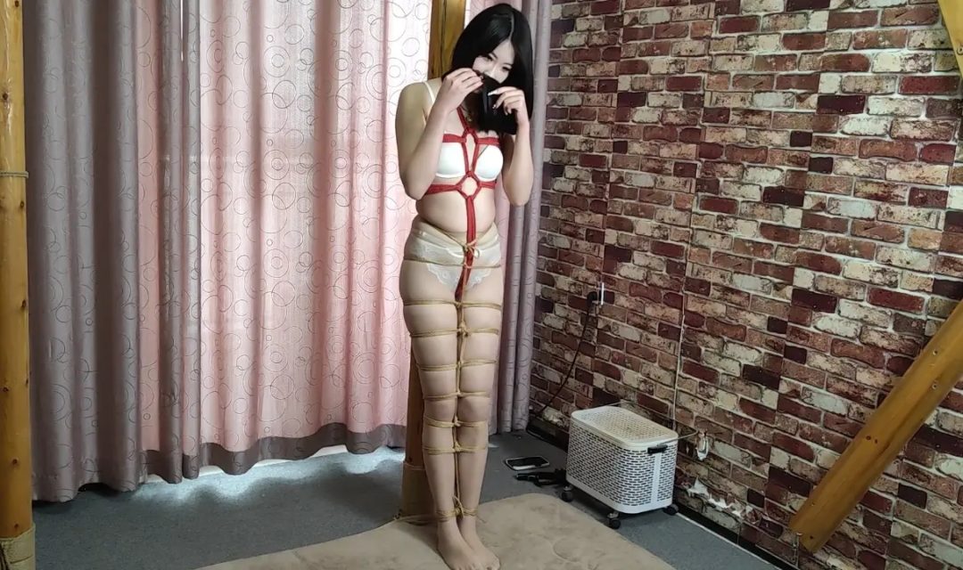 束缘阁 杨蕊 龟甲 超长旗袍 丝袜嘟嘴打屁股