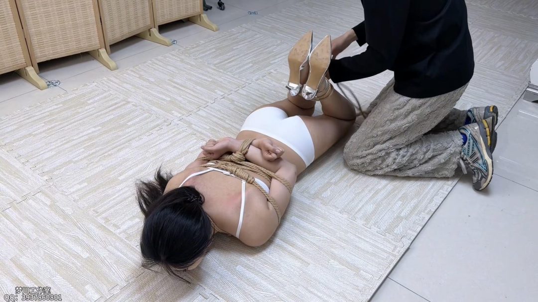 梦川工作室 [雯雯] 为追回被骗的投资款，一边跳舞一边爬行奋力挣扎的雯雯 [第二系列] (上编)