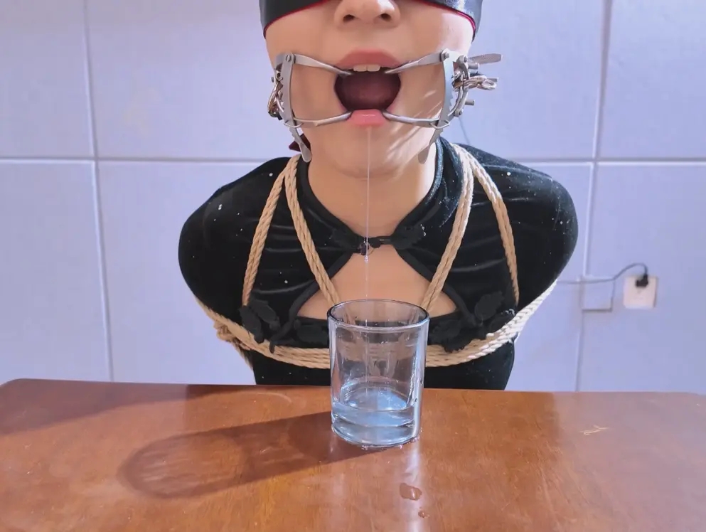晓晓紧缚开口器收集口水