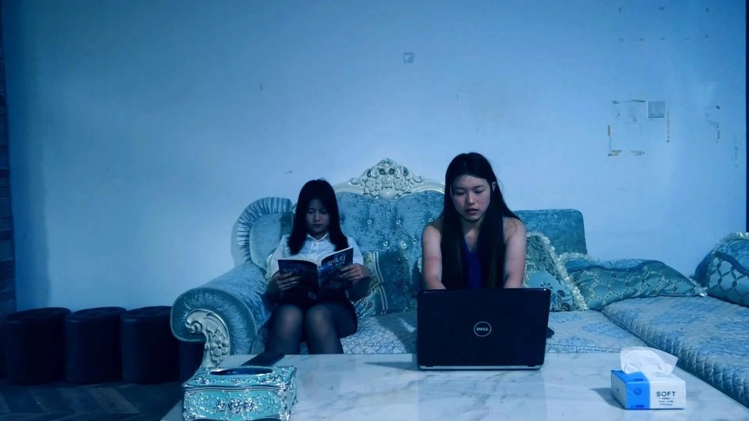 定拍转公映《家中惊魂》上集 性感美女被男女歹徒跟踪持刀威胁入室抢劫