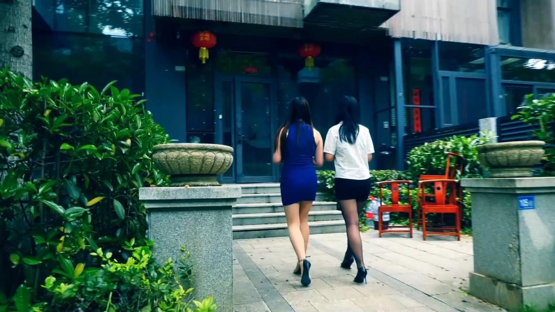 定拍转公映《家中惊魂》上集 性感美女被男女歹徒跟踪持刀威胁入室抢劫