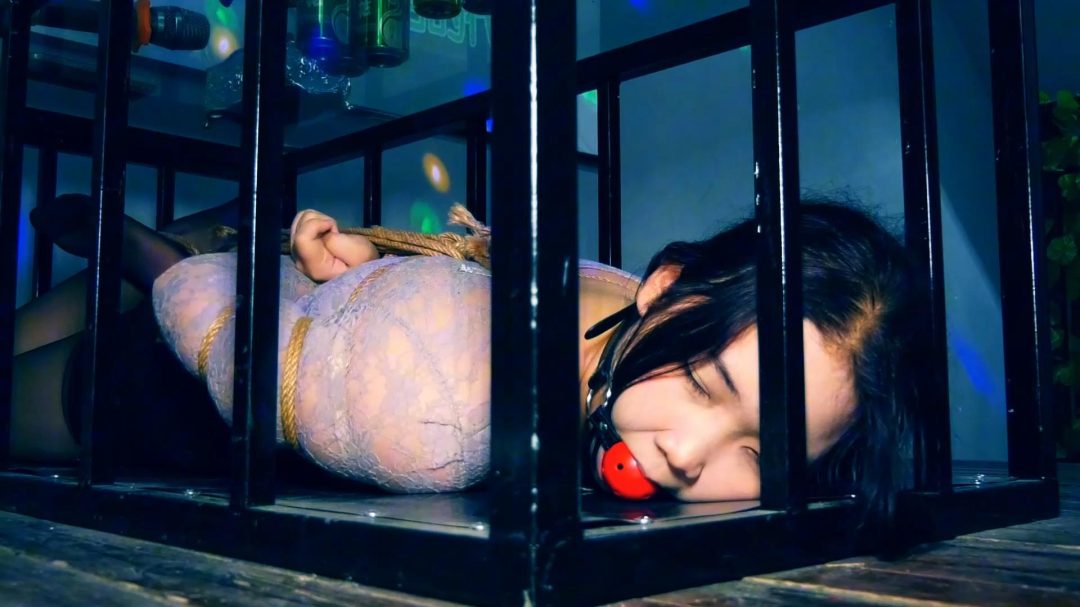 《塑料姐妹》第1集 美女被捆绑起来在K歌房唱歌驷马捆绑囚禁在桌子下面
