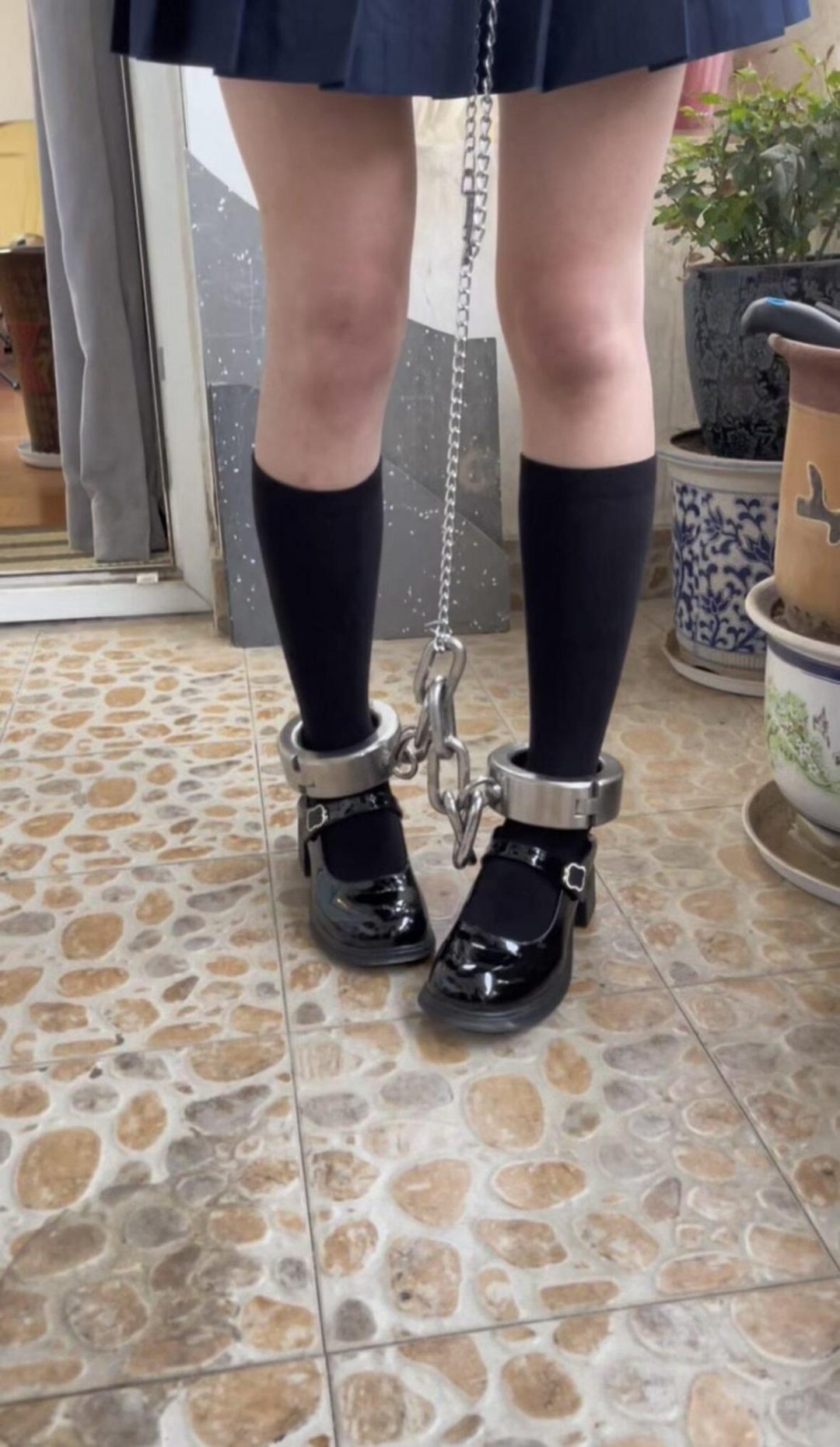 女高中生的10斤重镣体罚日常（上）