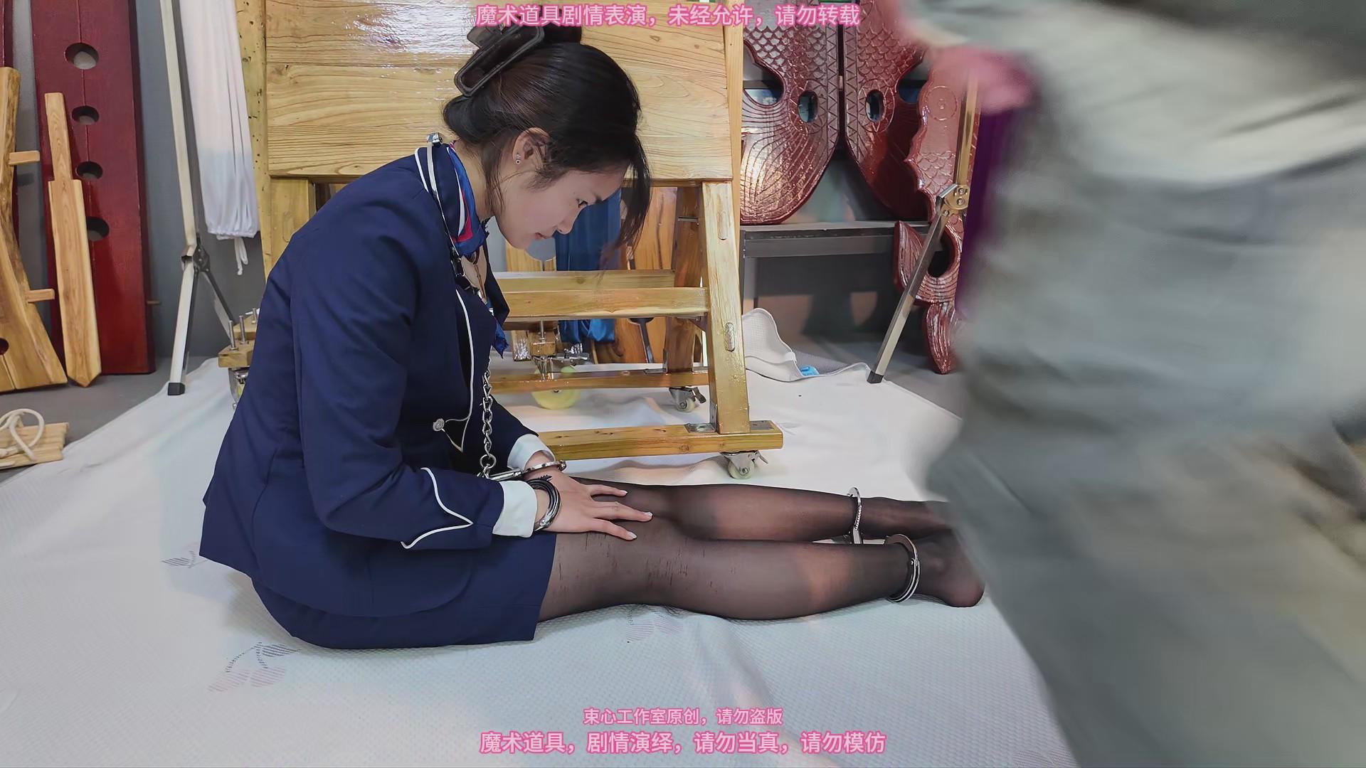 月月空姐装,黑丝,脖手连铐,一步绳,脚镣 月月空姐装,黑丝,脖手连铐,一步绳,脚镣