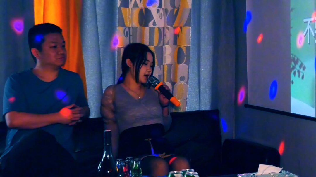 《塑料姐妹》第1集 美女被捆绑起来在K歌房唱歌驷马捆绑囚禁在桌子下面