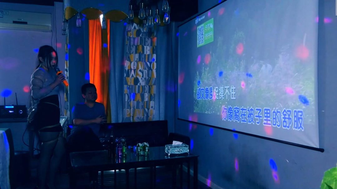《塑料姐妹》第1集 美女被捆绑起来在K歌房唱歌驷马捆绑囚禁在桌子下面