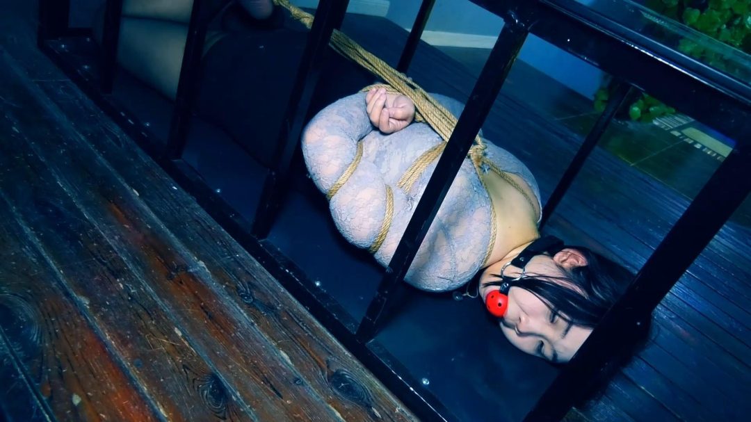 《塑料姐妹》第1集 美女被捆绑起来在K歌房唱歌驷马捆绑囚禁在桌子下面