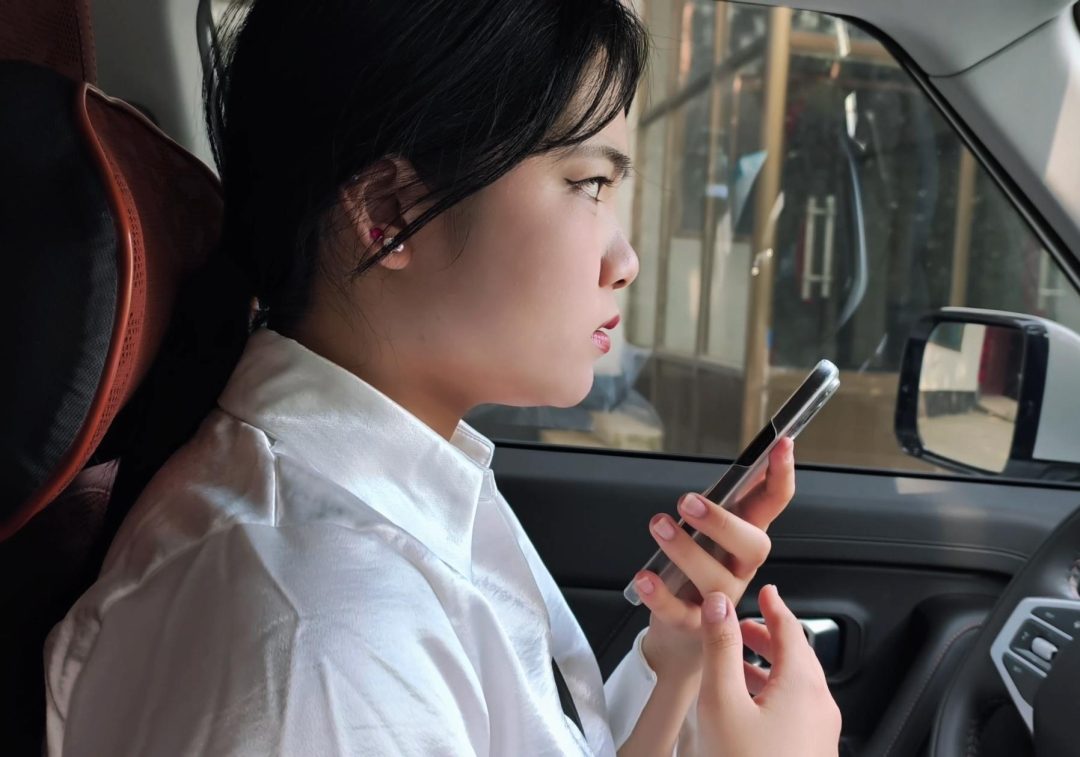 【忘忧社工作室】一名卧底在执行任务中被识破，于是把她带到了刑讯室，鞭打，关笼子，吊起来，最后给她进行老虎凳逼供