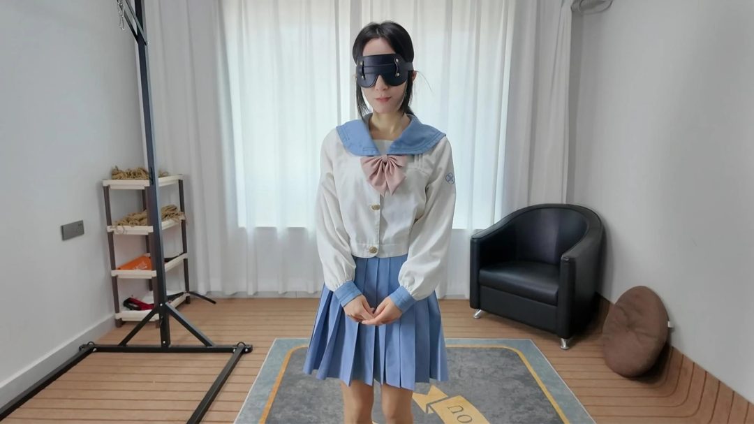 小白直臂挠痒打屁股