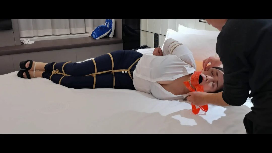 捆绑名模李然挣脱李然作为小圈名模，粉丝很多，今天，她去见一位入圈即关注她的网友，不想却被网友紧缚在宾馆里