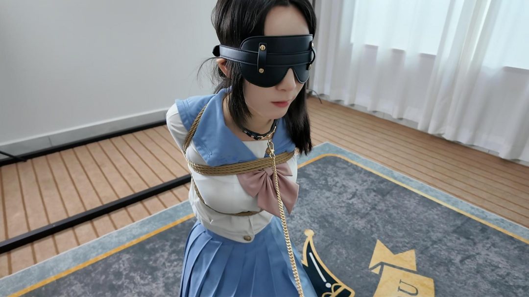 小白直臂挠痒打屁股