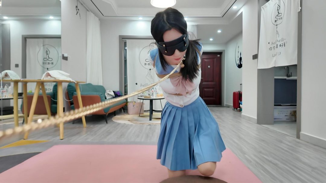 小白直臂挠痒打屁股