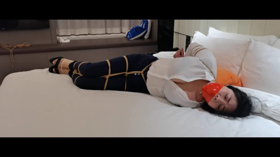 捆绑名模李然挣脱李然作为小圈名模，粉丝很多，今天，她去见一位入圈即关注她的网友，不想却被网友紧缚在宾馆里