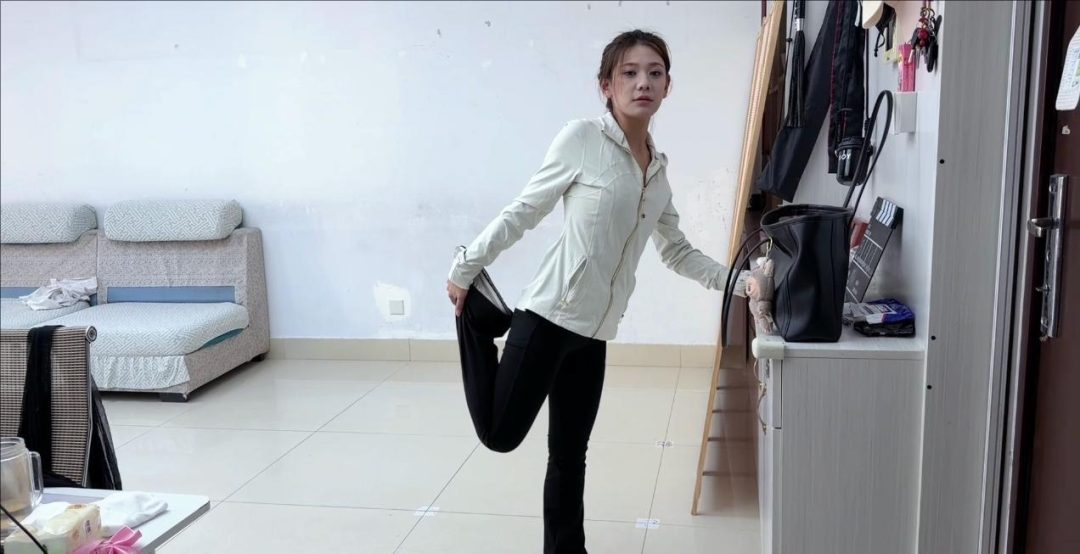 【疯狂的瑜伽】 瑜伽裤瑜伽服 完美身材 灵儿被驷马封嘴挣扎tk挣扎很真实 演技很到位