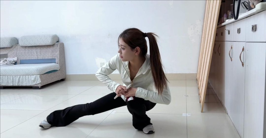 【疯狂的瑜伽】 瑜伽裤瑜伽服 完美身材 灵儿被驷马封嘴挣扎tk挣扎很真实 演技很到位