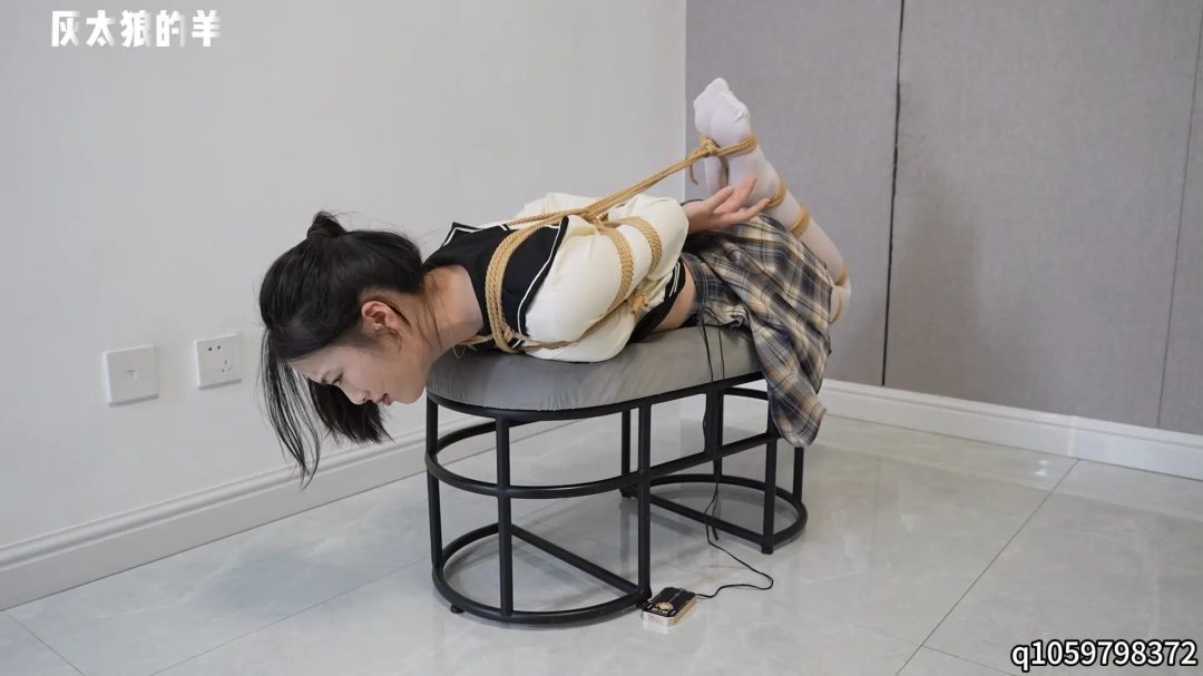 【灰太狼的羊】【客户定拍】倩倩超长时间驷马紧缚，各种道具高强度惩罚，再增加郊狼高档位电击，全程呻吟，最终腿脚发麻，附加采访【驷马缚＋郊狼＋挠痒＋采访】