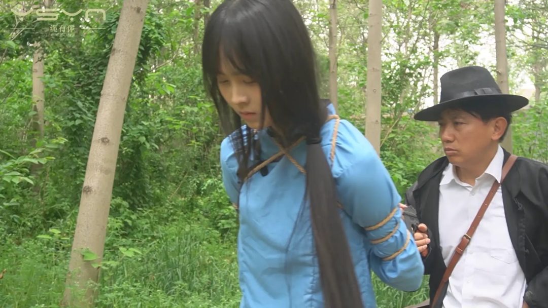 【五四芳魂】牢房里关押着五四装女孩被押进刑房骑木马老虎凳挠打脚心五花大绑刑场