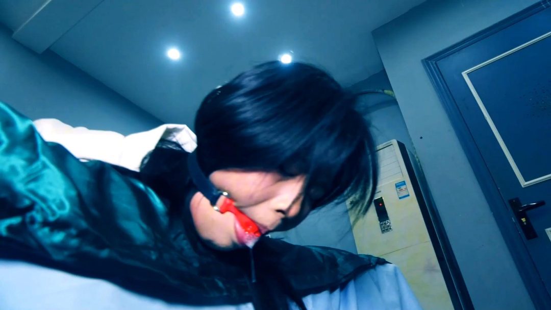 定拍转公映《家中惊魂》下集 两女被戴上口球捆绑起来放置在床上挣扎开绳子求助