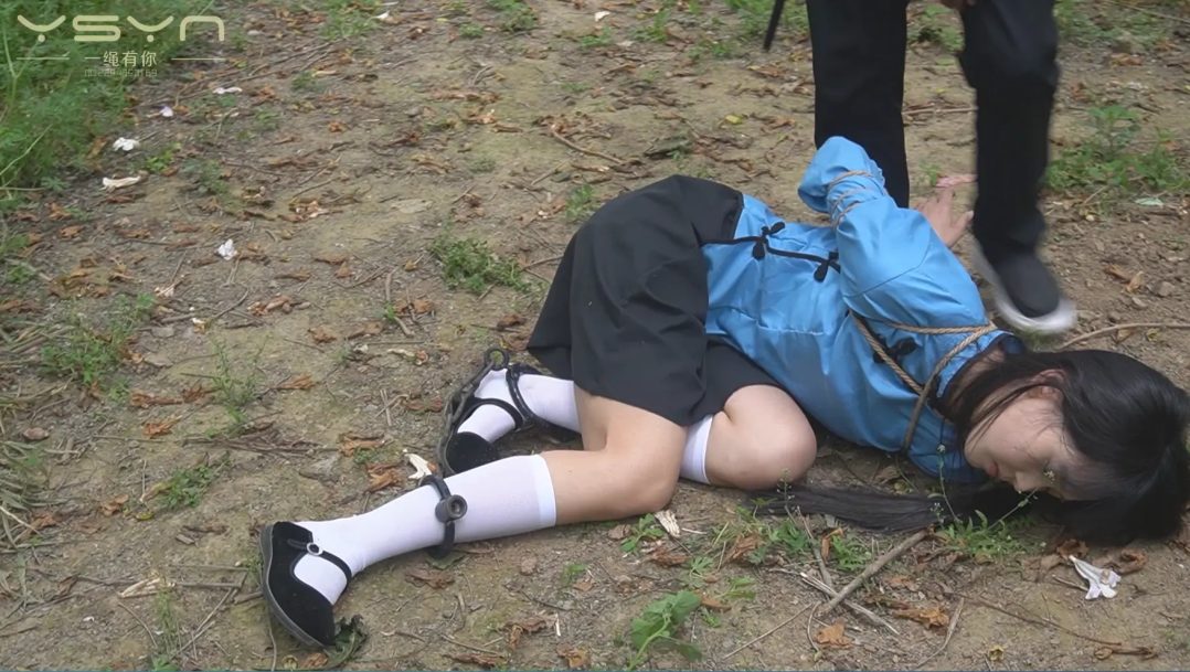 【五四芳魂】牢房里关押着五四装女孩被押进刑房骑木马老虎凳挠打脚心五花大绑刑场