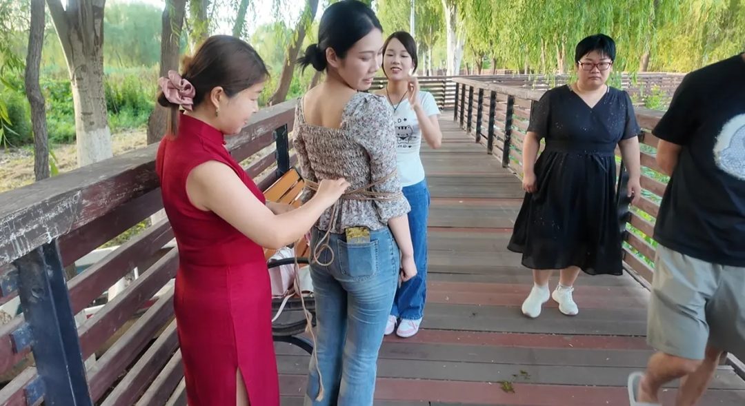 挑战刺激 恐惧的内心 多次挑战陌生人的捆绑 模特,捆绑,户外