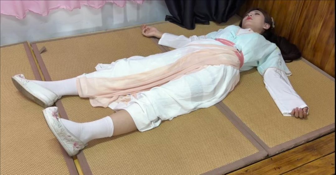 【铁骨铮铮】【灵儿】 铁熊与师妹的恩怨 在这一刻明了 看记仇的师兄是如何虐杀师妹的 骨折➕捏碎➕古装