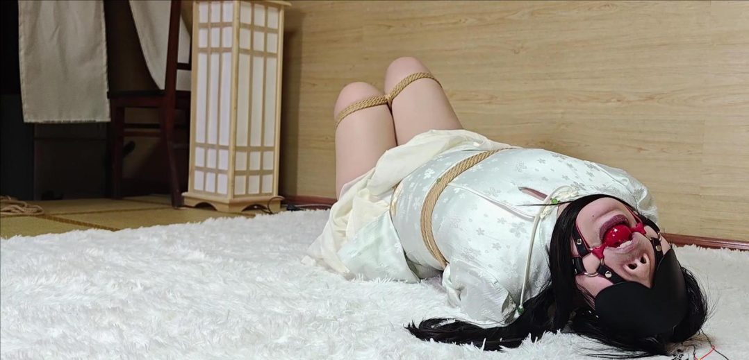【夜鸣狐】【裸足】【欧式直臂】【驷马】【放置挣扎】直臂驷马放置在地垫上40分钟，小狐快被折磨到崩溃了.