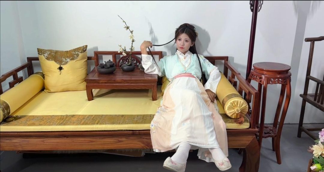【铁骨铮铮】【灵儿】 铁熊与师妹的恩怨 在这一刻明了 看记仇的师兄是如何虐杀师妹的 骨折➕捏碎➕古装