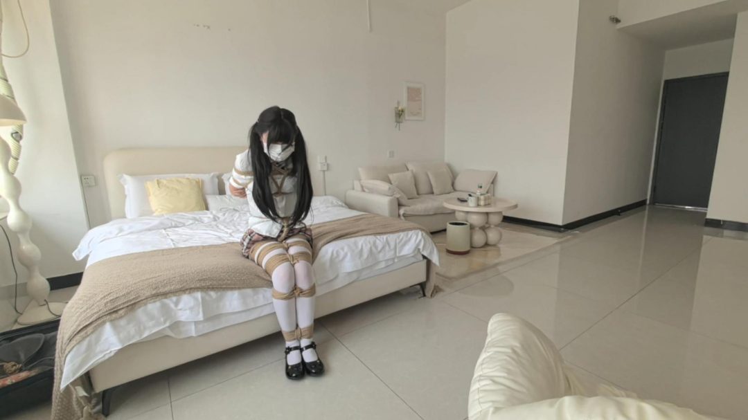 ◤定拍极限体力挑战◢那个看似简单实则一点都不容易的剧本又来了 户外镣铐 差点被路过的车发现 躲在身后瑟瑟发抖 并腿缚来回跳到虚脱 停下来就鞋底猛打屁股 用力推倒 测试并腿跳远跳高并记录成绩 并腿驷马爬