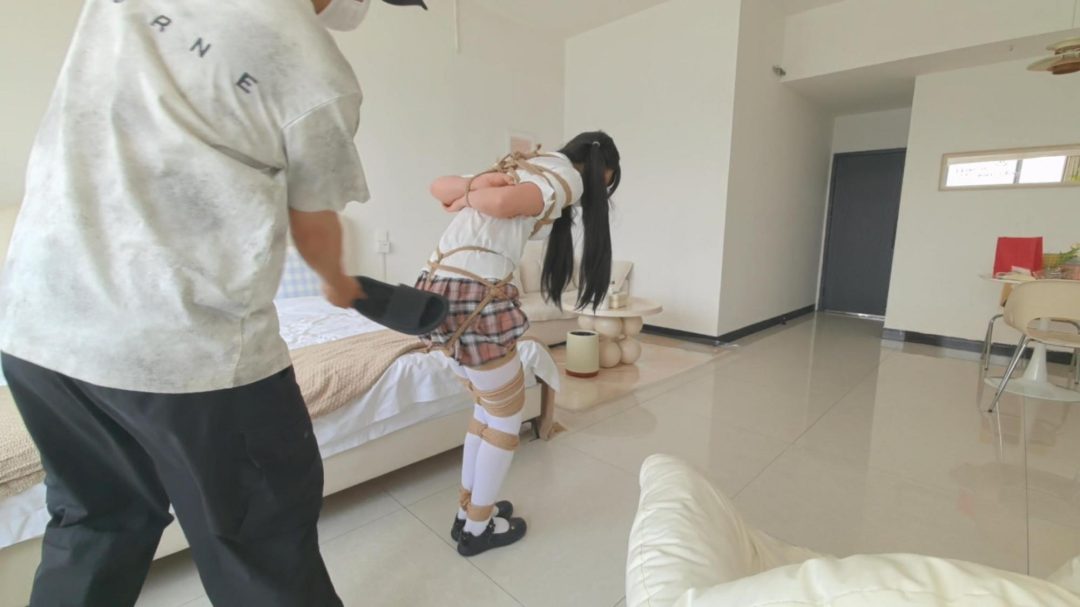 ◤定拍极限体力挑战◢那个看似简单实则一点都不容易的剧本又来了 户外镣铐 差点被路过的车发现 躲在身后瑟瑟发抖 并腿缚来回跳到虚脱 停下来就鞋底猛打屁股 用力推倒 测试并腿跳远跳高并记录成绩 并腿驷马爬