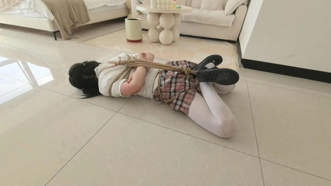 ◤定拍极限体力挑战◢那个看似简单实则一点都不容易的剧本又来了 户外镣铐 差点被路过的车发现 躲在身后瑟瑟发抖 并腿缚来回跳到虚脱 停下来就鞋底猛打屁股 用力推倒 测试并腿跳远跳高并记录成绩 并腿驷马爬