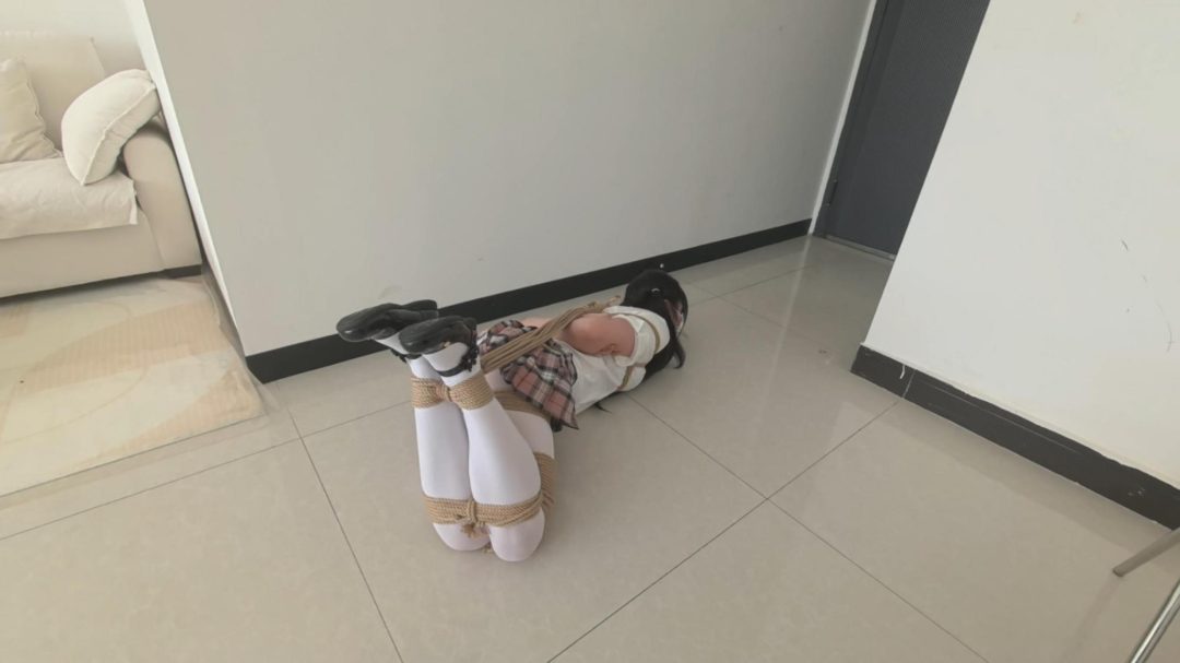 ◤定拍极限体力挑战◢那个看似简单实则一点都不容易的剧本又来了 户外镣铐 差点被路过的车发现 躲在身后瑟瑟发抖 并腿缚来回跳到虚脱 停下来就鞋底猛打屁股 用力推倒 测试并腿跳远跳高并记录成绩 并腿驷马爬