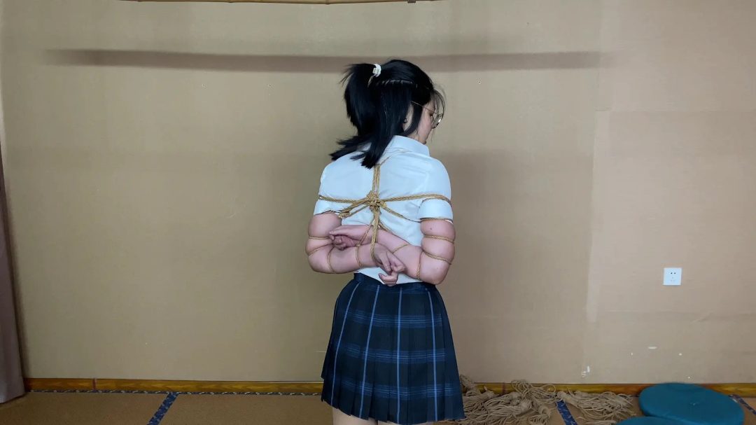 【山鬼工作室·】新模特--在校大学生邓欣欣。初次体验。柔韧性还不错。接受度高