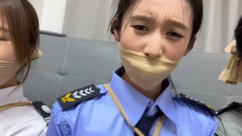 【金宝定制】三位女保安捆绑放置