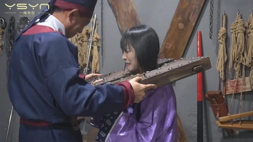 【重枷之痛】毒妇被杖刑脱衣直臂吊起驷马板子鞭子刷子打挠脚心戴上22公斤重型木枷痛之又痛