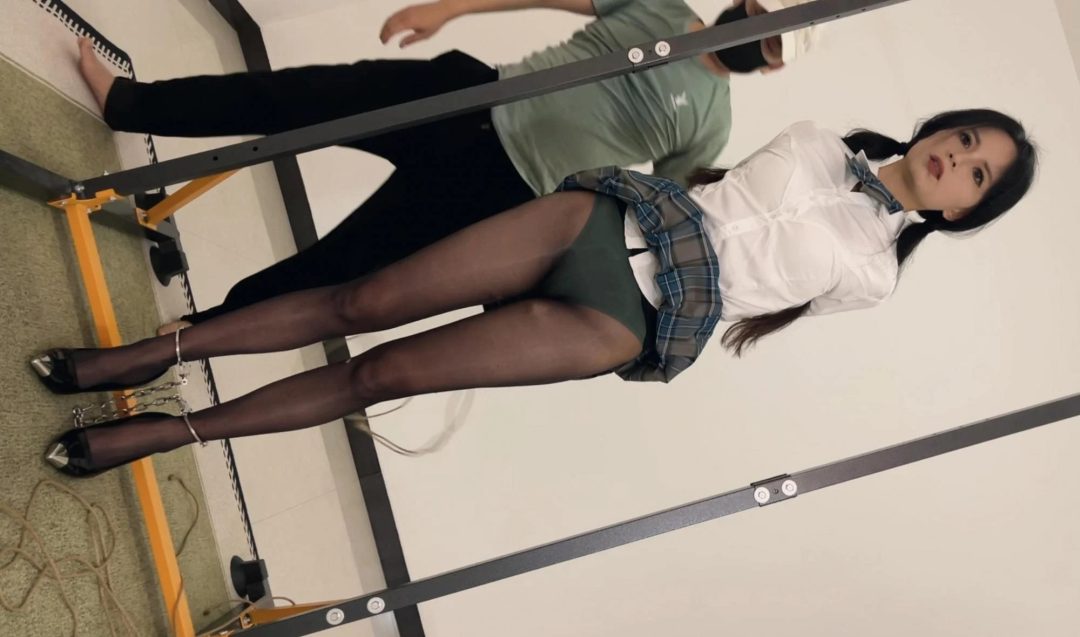 定拍之JK短裙黑丝镣铐直臂极限吊起鞭打屁股口球放置