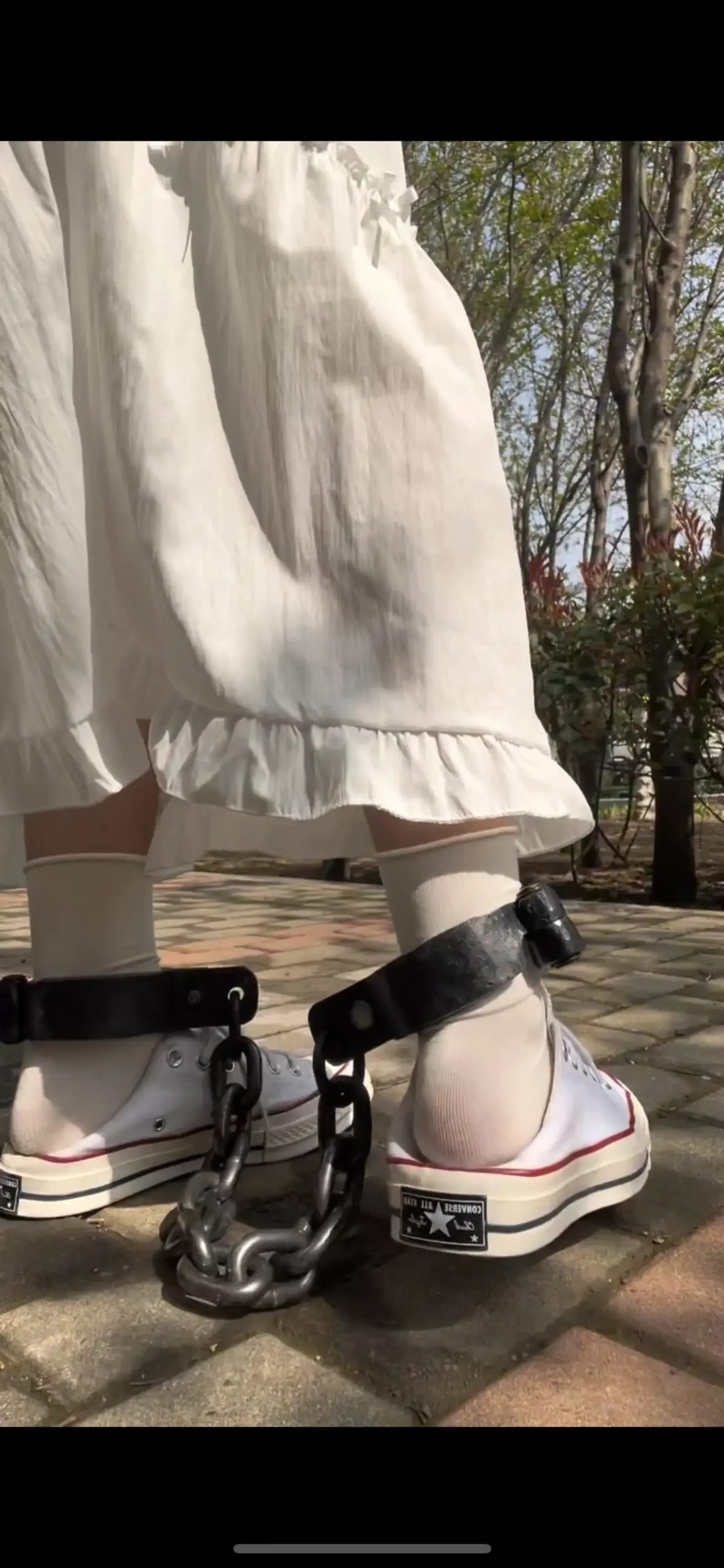 18岁女高铁铆钉死镣-焊接-烧红-砸死脚 镣两天禁锢（中）